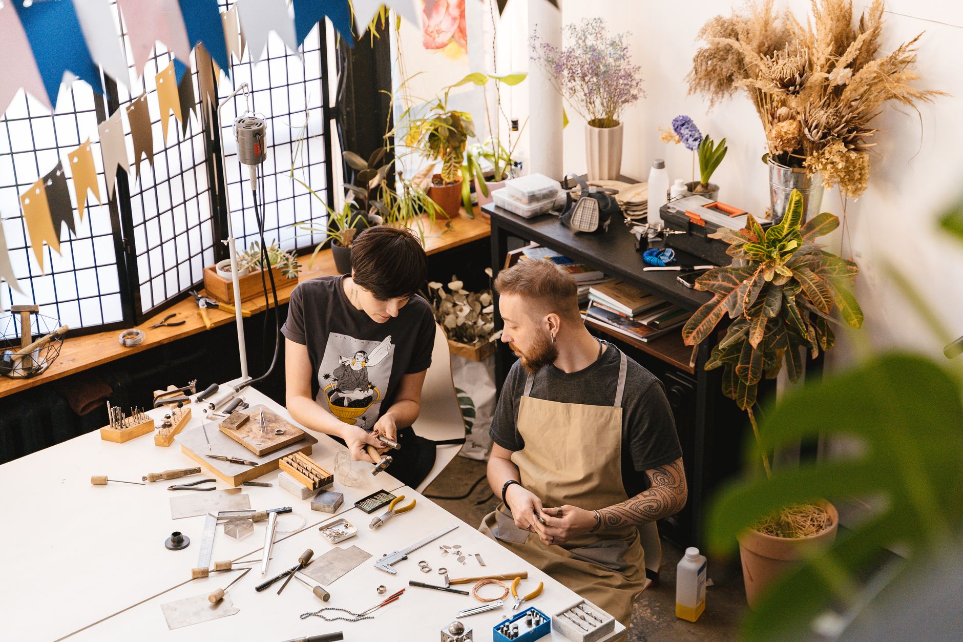 Choisir ses bijoux faits main : matières et styles