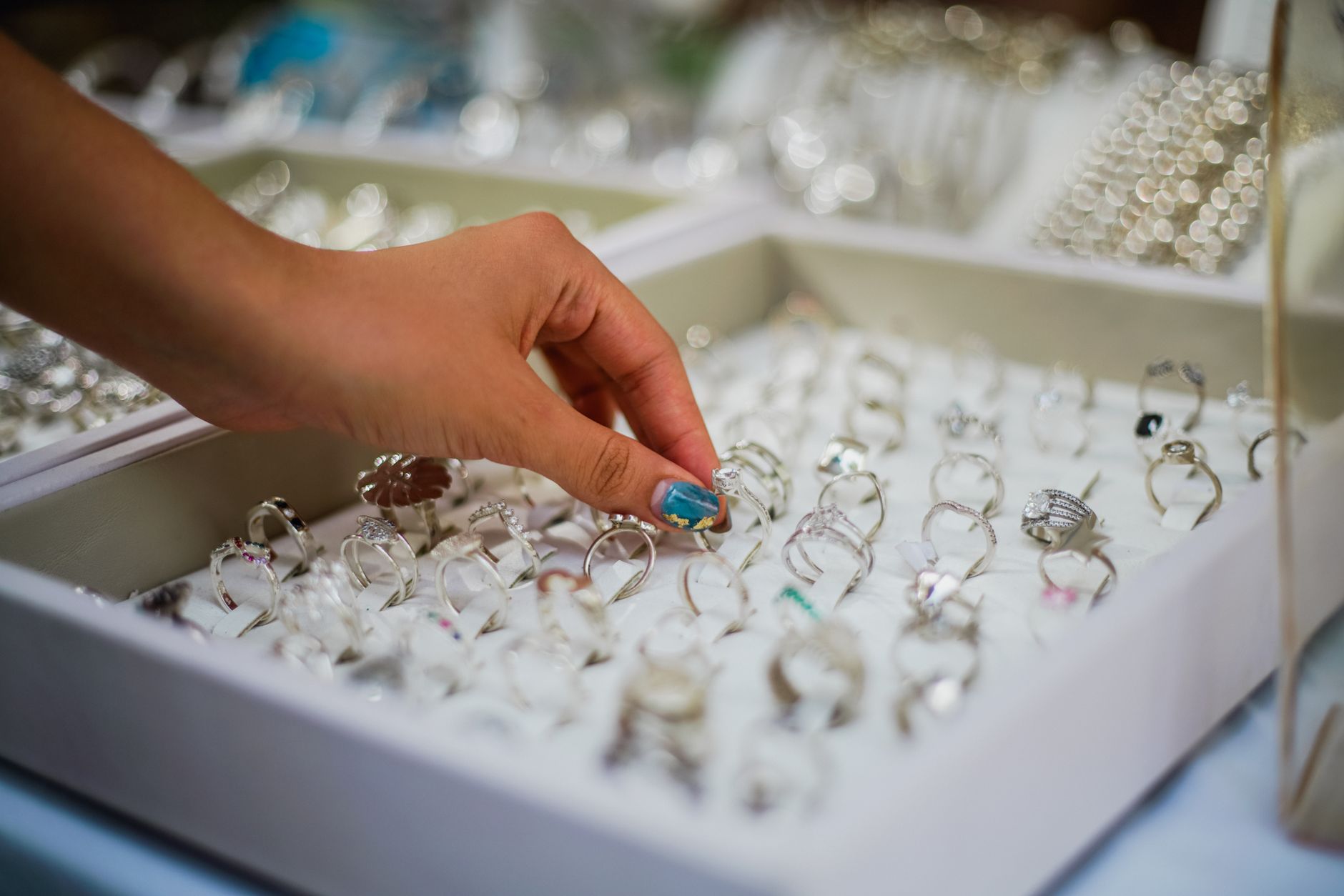 Entretenir ses bijoux artisanaux au quotidien